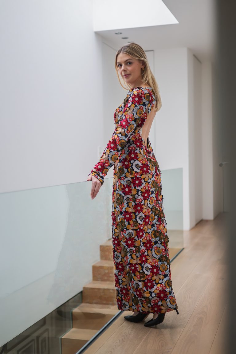 Lara aus Mittelberg trägt eine lange Robe aus Lustenauer Stickereien mit tiefem Rückenausschnitt und hohem Schlitz. "Das Kleid bekommt durch die punktuelle Anbringung der <strong>Blüten einen schönen, dreidimensionalen Look</strong> und macht sich zu mehreren Anlässen sehr gut."