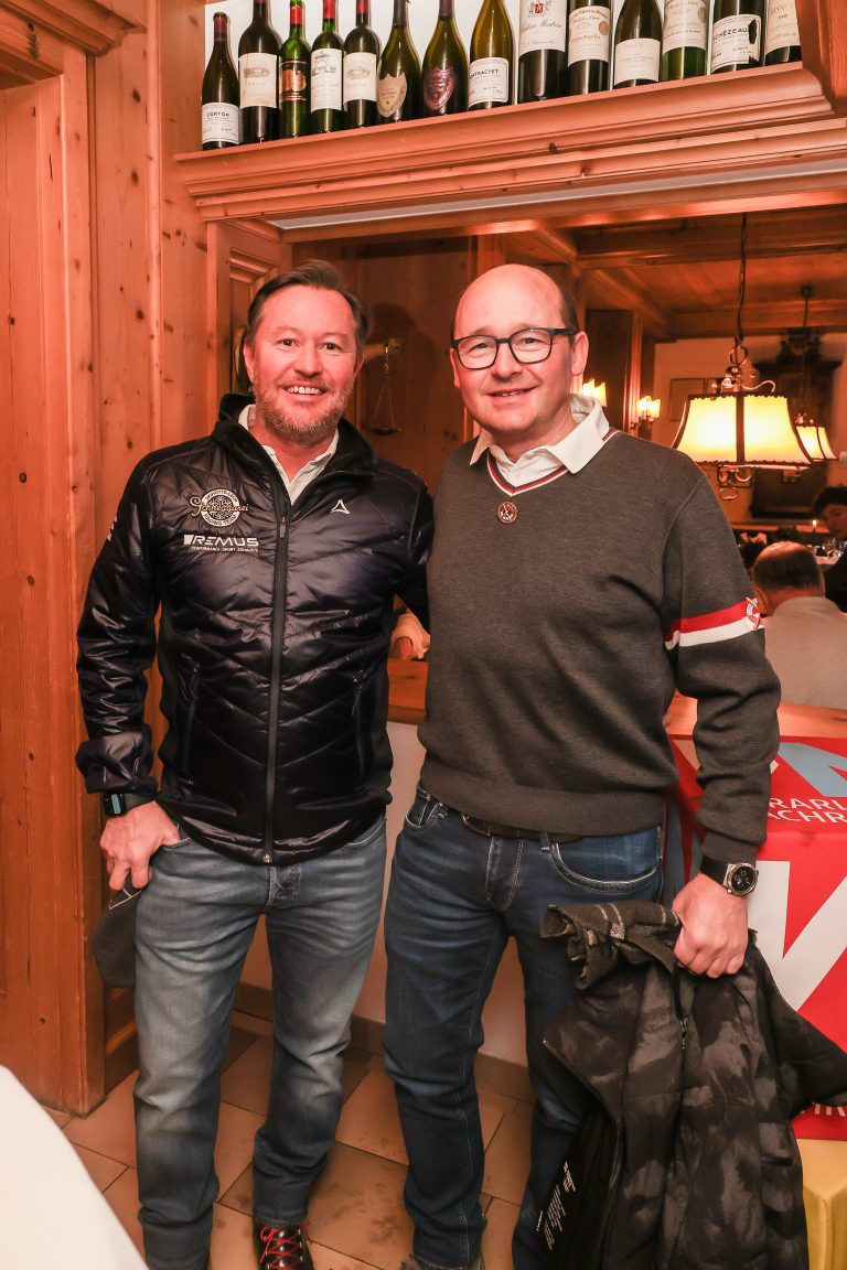 Guntram Strolz und Thomas Kofler vom Profi-Radteam Vorarlberg hörten den Ausführungen der Skistars interessiert zu.