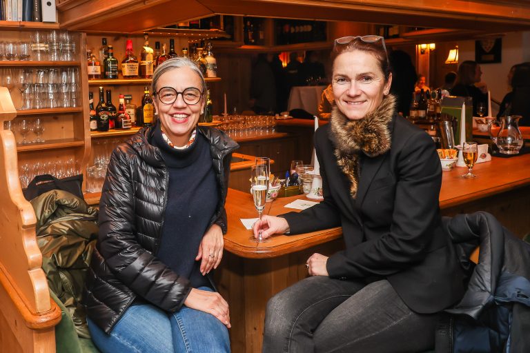 Barbara Haid und Sabine Frühauf-Aigner (v.l.) von Pro Media verbrachten in der Lecher Post einen spannenden Abend.