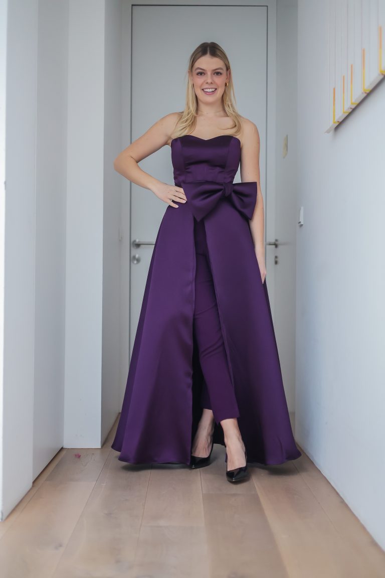 Eine Robe <strong>in trendigem Pflaumenton aus Seiden-Duchesse</strong>. Hose, Rock und Corsage zaubern in Kombination ein elegantes Abendkleid. Nicht nur in der Ballsaison tragbar: "Wer es legerer möchte, <strong>kombiniert die Hose zu einem anderen Anlass mit einem lässigen Blazer</strong>", sagt die Designerin.