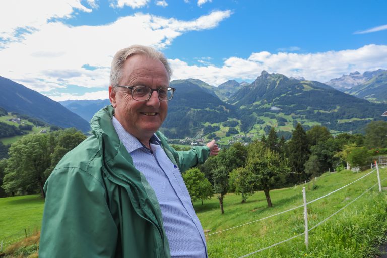 In Bartholomäberg wurde im August letzten Jahres ein Wolf in menschlichem Siedlungsgebiet in Vorarlberg nachgewiesen. Bürgermeister Martin Vallaster zeigt genau wo.  <span class="copyright">VN/Steurer</span>