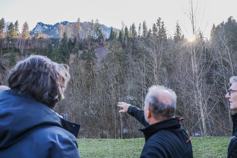 Bei einem VN-Lokalaugenschein lassen die Kraftwerksgegner ihren Sorgen freien Lauf.<span class="copyright"> VN/Steurer</span>