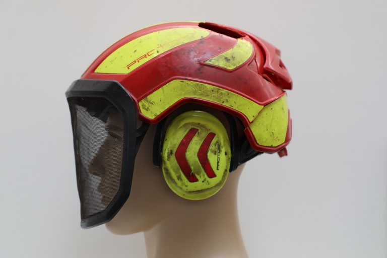 Ein Unfall bei Fällarbeiten einer kleineren Esche im Jahr 2023 in der Kummenberg-Region hat Spuren am Helm hinterlassen. <span class="copyright">Pfanner Schutzbekleidung</span>