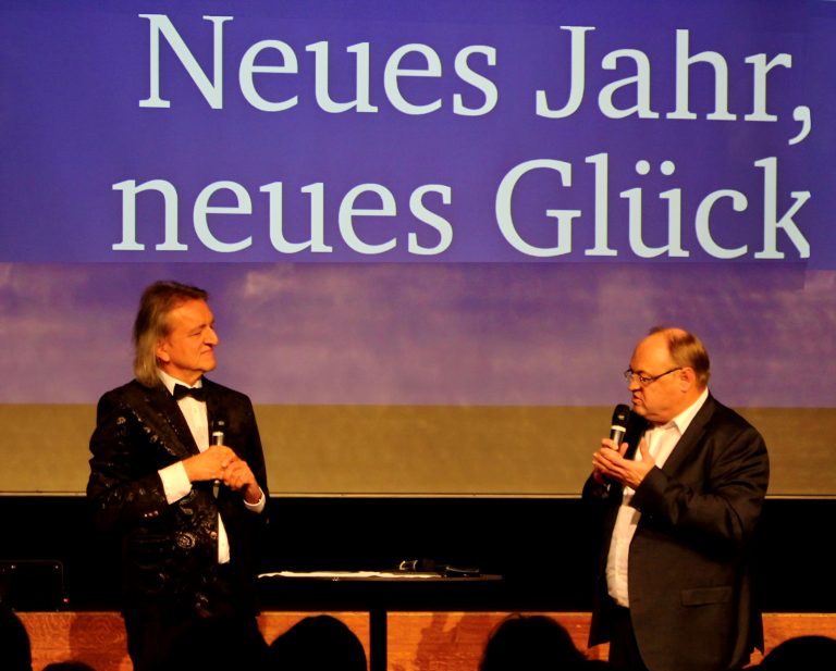 Statt trockener Reden eine flotte Talkshow: Moderator Markus Linder im Gespräch mit Bürgermeister Elmar Rhomberg.