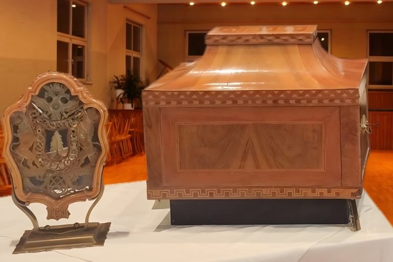 Wichtiges Symbol in der geschichtsträchtigen Taube: So wie bei allen Zünften ist auch das Zunftwappen und die Lade der Andelsbucher Handwerker als „Schatztruhe“ aufwändig und aus speziellem Holz gestaltet.