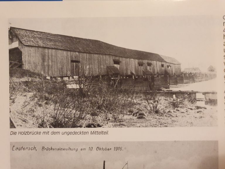 Die Fotografie zeigt die Holzbrücke mit ungedecktem Mittelteil. <span class="copyright">Fotos: Chronik Lauterach</span>