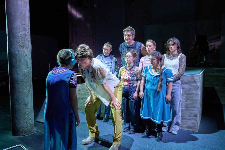 Die Produktion zeichnet sich auch durch die Integration von Schauspielerinnen und Schauspielern mit Beeinträchtigung aus. <span class="copyright">jos schmid</span>