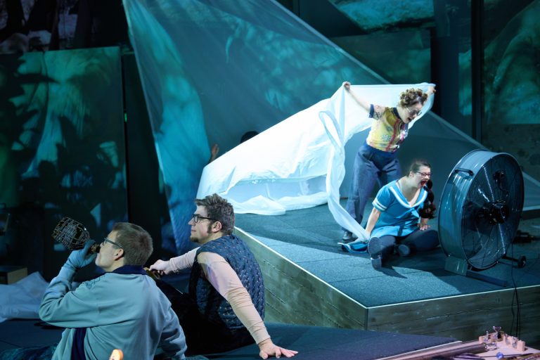 Die Aufführung ist eine Koproduktion zwischen dem Theater St. Gallen und dem Komiktheater der GHG Sonnenhalde Tandem. <span class="copyright">jos schmid</span>