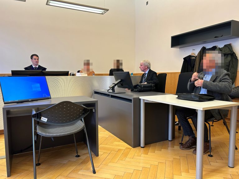 Der Angeklagte (rechts) muss sich vor Richter Theo Rümmele verantworten. <span class="copyright">vn/gs</span>