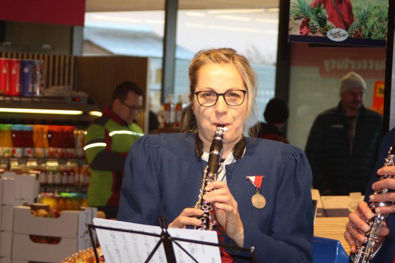 Flotte Klänge der Bürgermusik erheiterten im Suterlüty den Silvestereinkauf.
