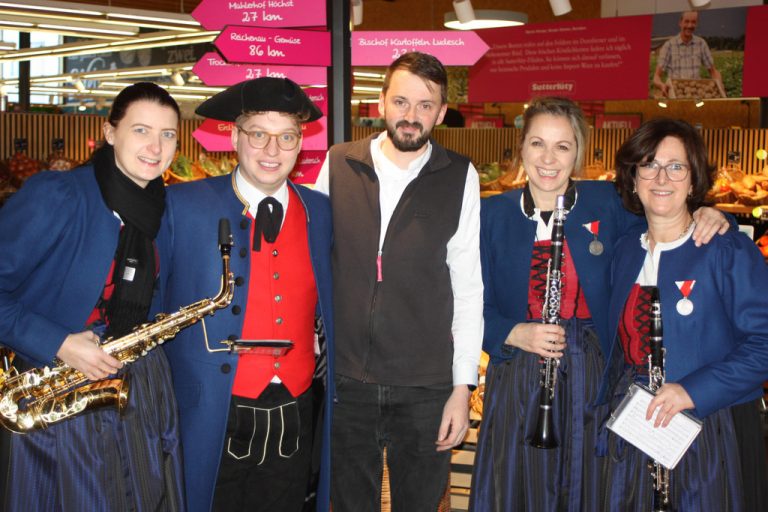 Alexandra Lins, Lukas Strieder, Sutterlüty Rankweil Filialleiter Benjamin Lecher, Isolde Gögele und Susanne Entner hatten richtig Spaß an den Klängen der Bürgermusik Rankweil. <span class="copyright">VN-TK (13)</span>
