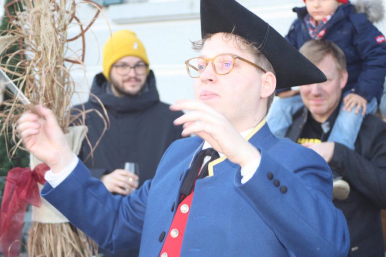 Schwungvoll wurde das Silvesterblasen mit vielen Zuschauern dirigiert.