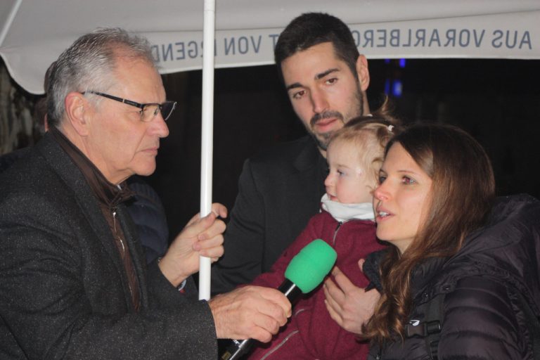 Edgar Mayer mit Familie Isele bei der Scheckübergabe an Debra Austria.