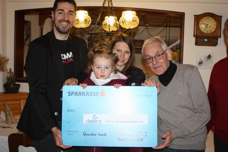 Quadro Ernst mit Familie Isele und symbolischem Scheck zugunsten der Schmetterlingskinder.