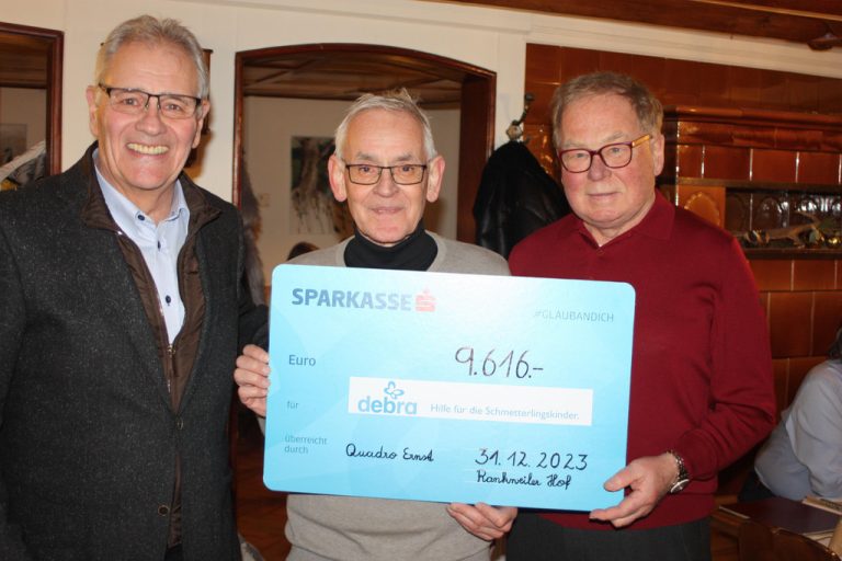 Quadro Ernst überreicht 9.616 Euro an Primar Werner Benzer für Debra Austria (mit Edgar Mayer).