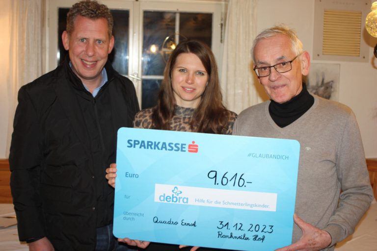 Bernhard Heinzle, Melanie Isele und Quadro Ernst bei der feierlichen Scheckübergabe.