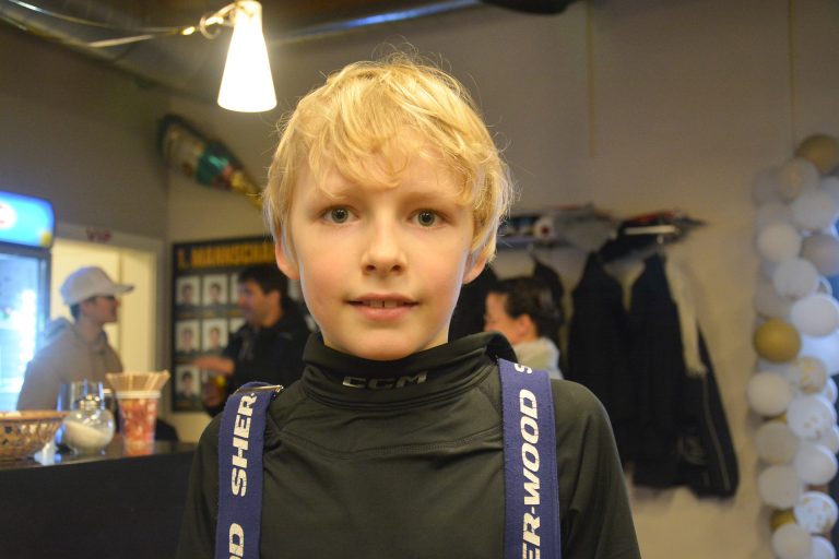 „Das Turnier ist cool. Ich bin gerne mit meinen Freunden unterwegs und spiele mit ihnen auf dem Eis. Die Gegner sind stark. Aber das schaffen wir.“ Finn Purcell (10), VEU Feldkirch Jr’s.