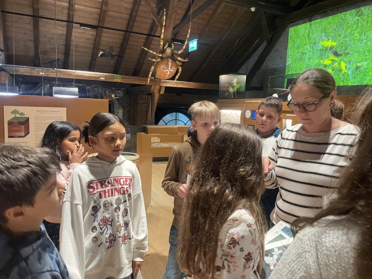 Museumspädagogin Susanne Stadelmann nahm die Kinder mit auf eine winterliche Tour durch die inatura.