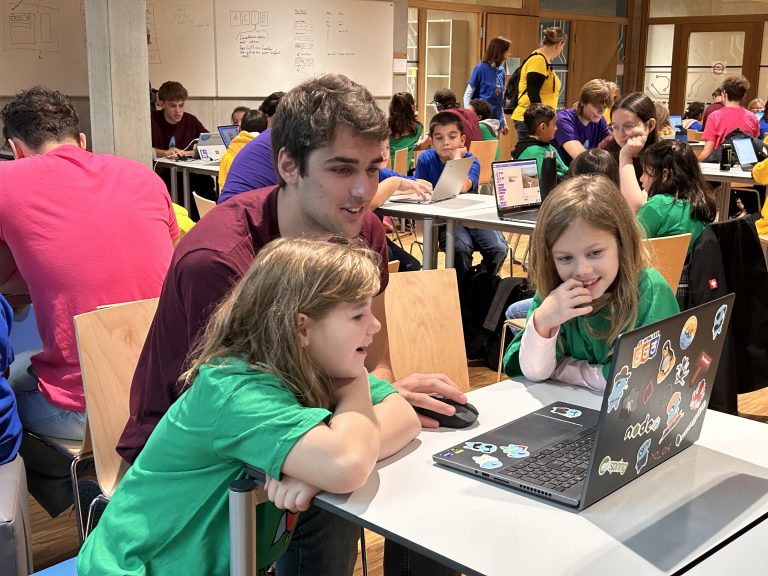 Auch dieses Jahr freuen sich die HTL Dornbirn Schülerinnen und Schüler auf Volksschulkinder, die sich in 90-minütigen Coachings in die digitale Abenteuerwelt begeben.