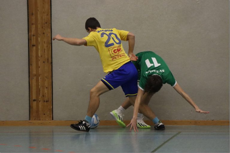Kämpferisch wurde sich in der Hofsteighalle so mancher Ball erstritten.