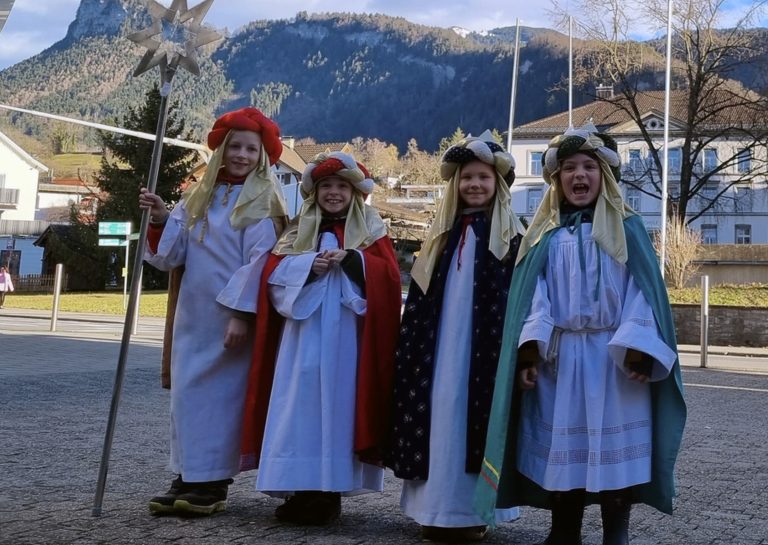 Königinnen und Könige in samtenen Umhängen machen sich auf den Weg durch Götzis.