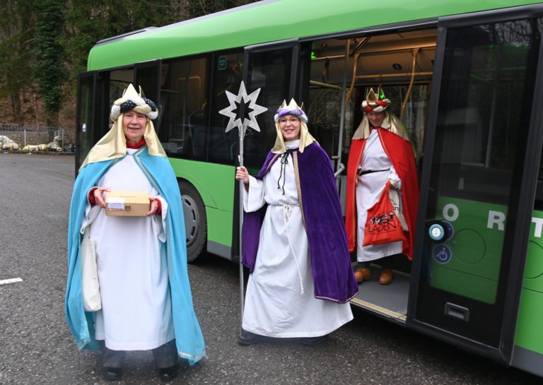 Sternsinger, Sternträger und Begleiter waren überall in der Marktgemeinde unterwegs.
