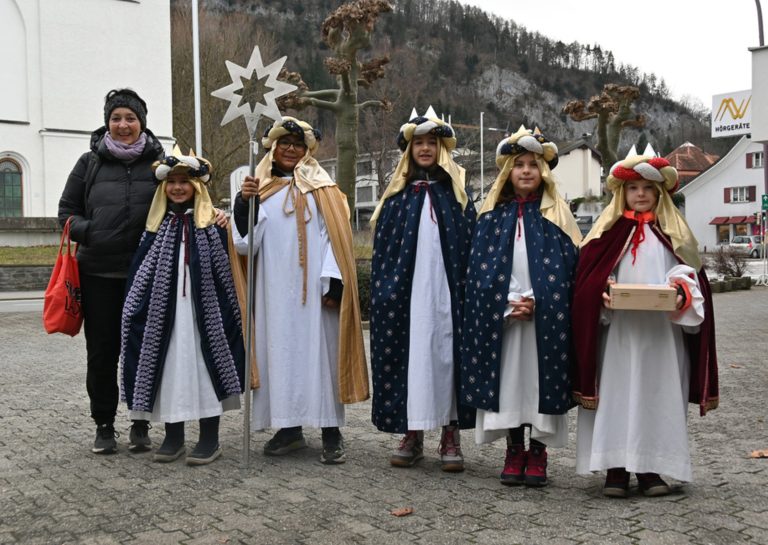 Von sechs bis fast 80 Jahren - Sternsinger aller Altersstufen setzen sich für Kinder in Not ein.