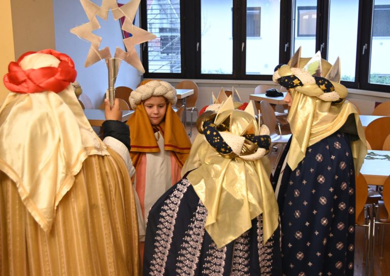 Besinnliche Sternsinger-Verse wurden zuvor sorgfältig von den Kindern einstudiert.