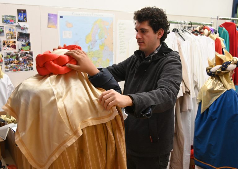 Sorgfältig eingekleidet begaben sich über 80 Sternsinger zu den einzelnen Haushalten.