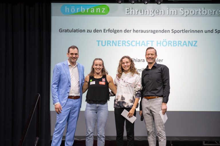 Die Athletinnen Chiara Schuler und Angelina Rupp (Mitte) flankiert von Bürgermeister Andreas Kresser (l.) und Gerhard Achberger.
