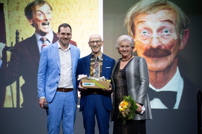 Werner Ritschel (Mitte) erhielt im Beisein seiner Partnerin Ingrid eine Ehrung für sein Lebenswerk.