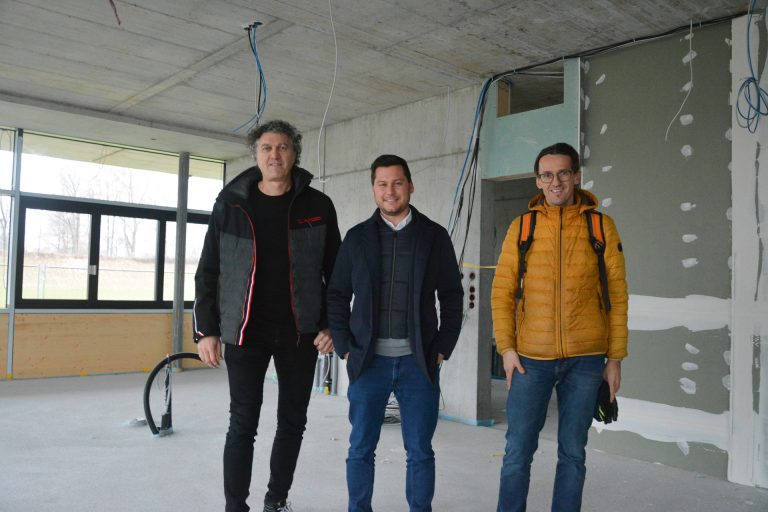 Architekt Peter Muxel (v. l.), FC-Obmann Julian Regittnig und Florian Schrötter, Projektleiter der Marktgemeinde Lustenau arbeiten für dieses Projekt eng miteinander zusammen. <span class="copyright">bvs</span>