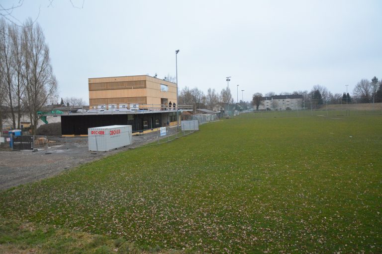 Von Weitem ist das neue Trainingsgebäude des FC zu erkennen.