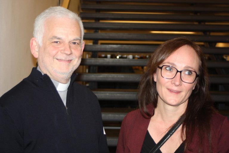 Pfarrer Walter Juen mit Assistentin Monika Thurnher.