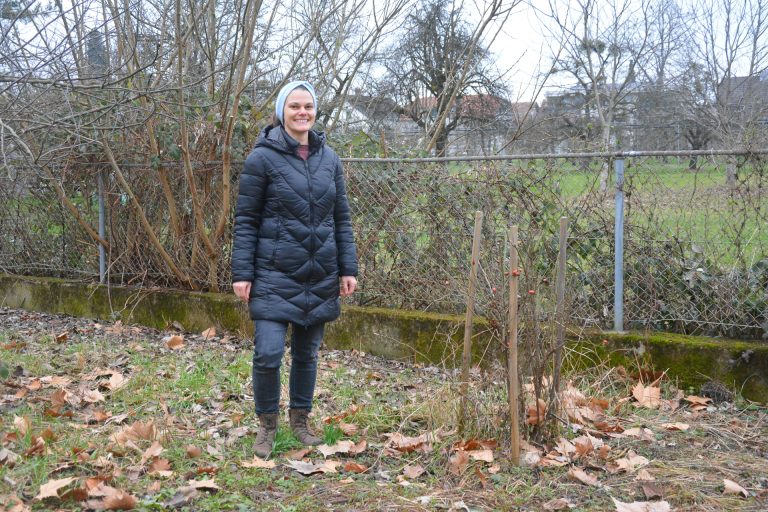 Professorin Christine Feurstein schaut regelmäßig nach dem Schulgarten und freut sich über die Renaturierung dieser großen Fläche. <span class="copyright">bvs</span>