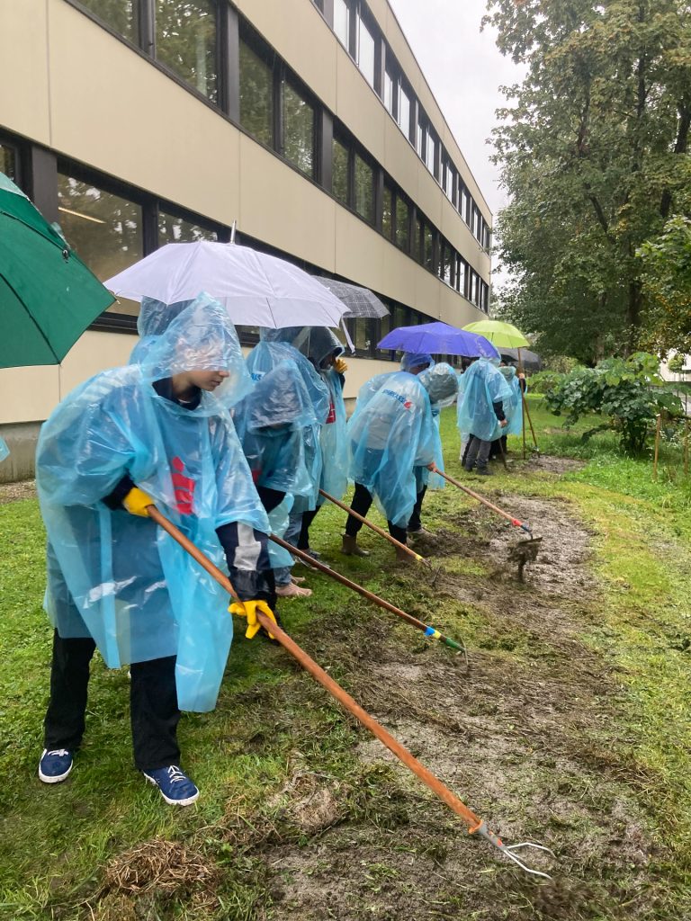 Wenn Arbeit im Garten ansteht, scheuen sich die Schüler nicht vor dem Wetter. <span class="copyright">Schule</span>