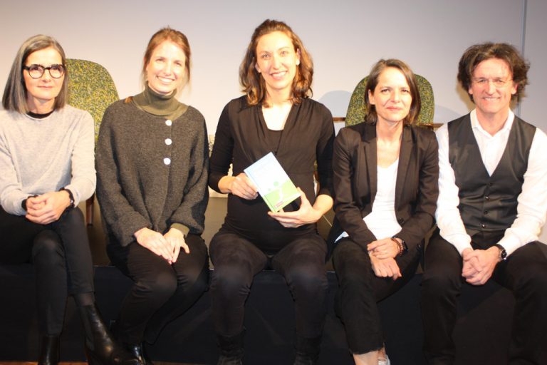 Der Chor "Stimmig" begeisterte auf der gut besuchten Buchpräsentation von Elmar Simma.
