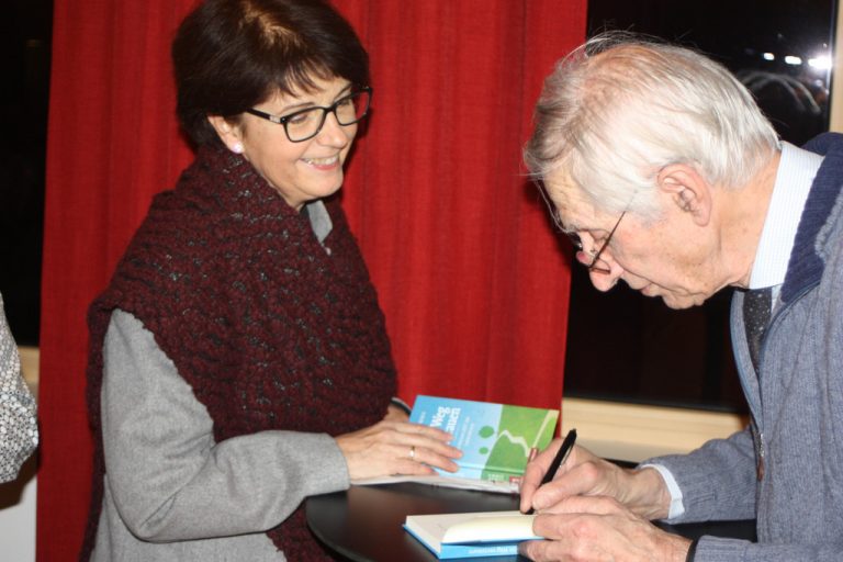 Elmar Simma hatte passend zum großen Publikumsinteresse zahlreiche Bücher mitgebracht.