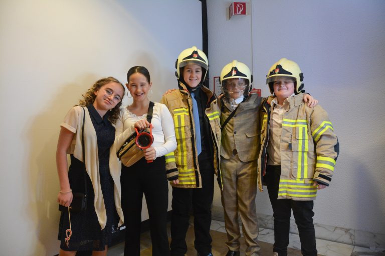 Auch die Feuerwehrjugend machte noch ein Erinnerungsfoto, ehe sie auf der Bühne ihre Showeinlage aufführten.