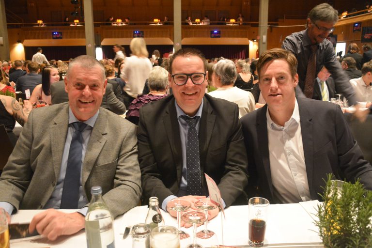 Feuerwehrmann Werner Hollenstein (links) schenkt seiner Familie jedes Jahr zu Weihnachten Ballkarten für den Feuerwehrball. Mit auf dem Foto: Schwiegersohn Johannes Rossmanith (mitte) und Sohn Philipp Hollenstein (rechts).