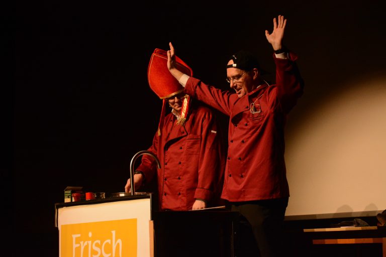 Alexander Kopf und Andreas Schmid führten die Kochshow "Frisch gekocht mit Andi und Alex" vor. Die zwei gingen ganz in dieser Rolle auf.