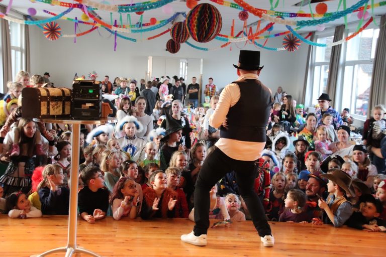 Die Zaubershow sorgte für viele staunende Kinderaugen im Gemeindesaal.