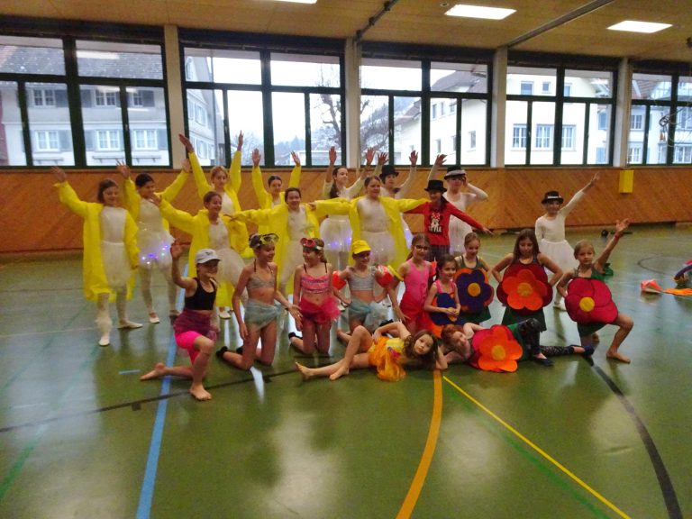  Die Kinder- und Teenietanzgruppe Mühlebach ist bereit für den Narrenabend.