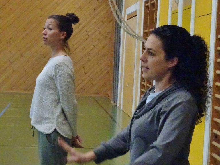 Melanie Hämmerle und Nadine Rhomberg-Kovacec leiten mit viel Begeisterung die Tanzgruppe. 