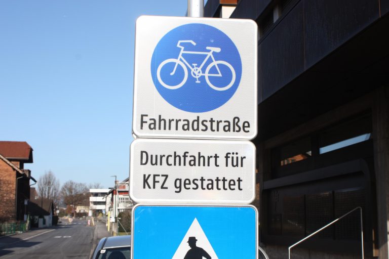 Die neuen Verkehrzeichen machen deutlich, wer in der neuen Fahrradstraße Vorrang hat.
