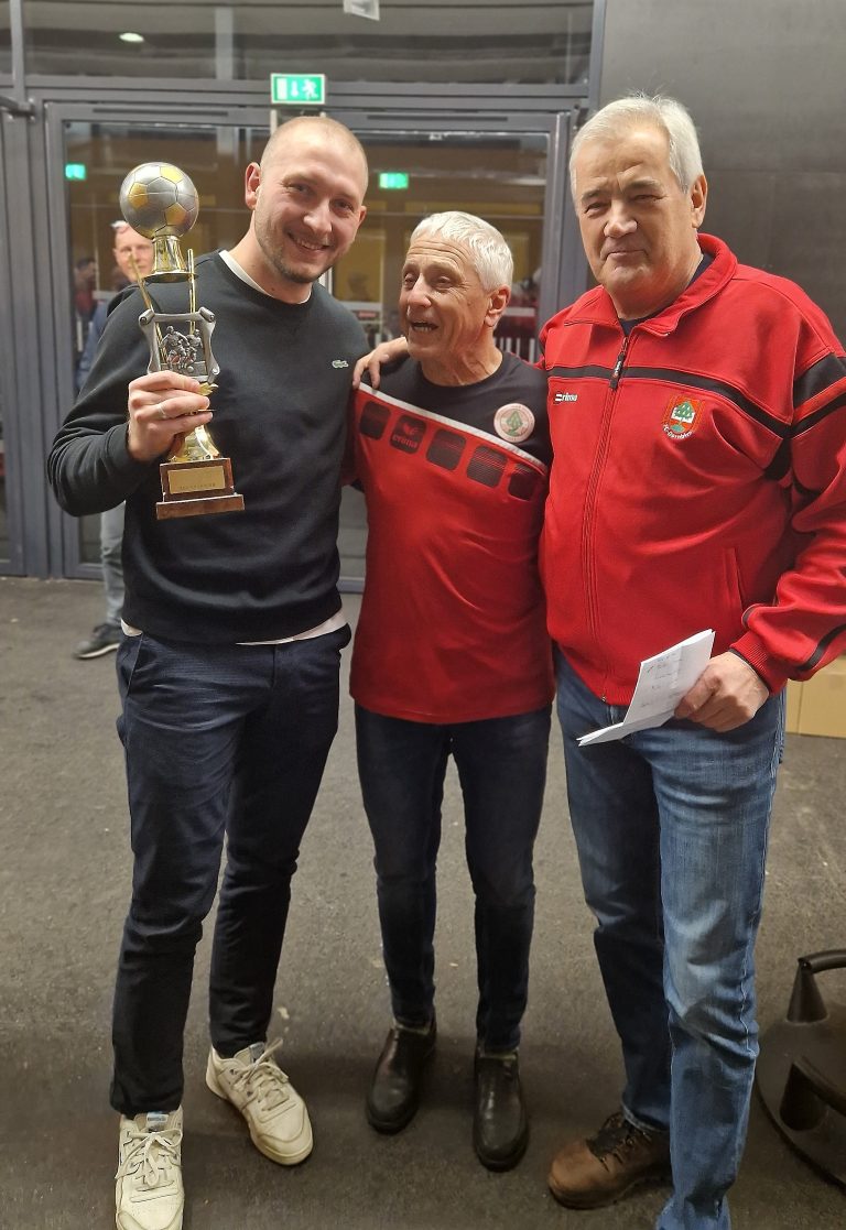 OK-Chef Hans Wohlgenannt (Mitte) und Moderator Peter Enz (rechts) übergaben an David Stellmacher den Pokal als bester Spieler des Turniers. 