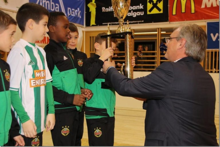 Prominenter Besuch beim Überreichen des Turnierpokals des Schlinser Hallenturniers.