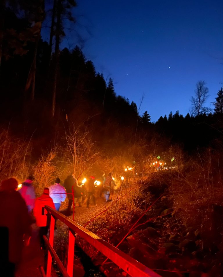 Eine nächtliche Fackelwanderung durch die Örflaschlucht kam bei den Gästen der Ostalb gut an.