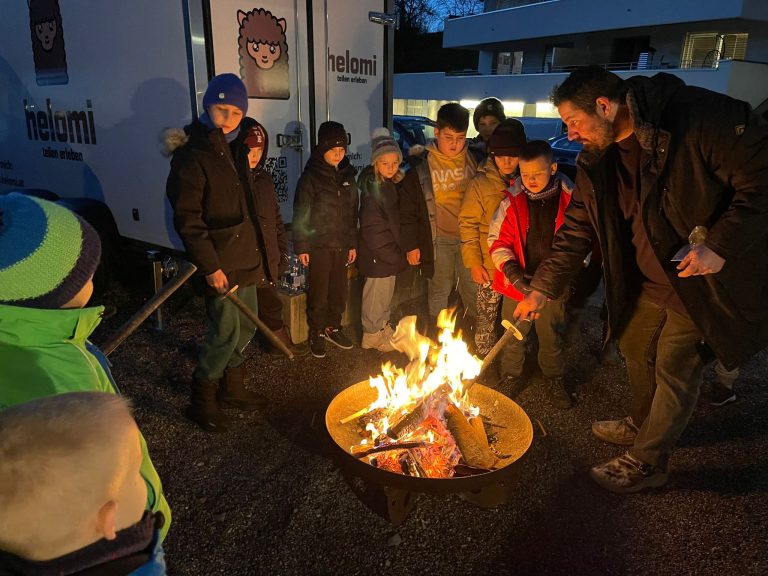 Fackeln grenzüberschreitender Freundschaft wurden am offenen Feuer entzündet.