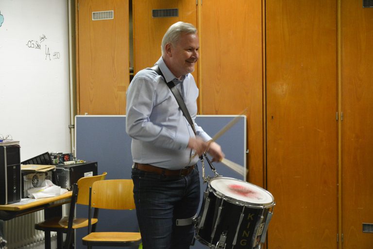 Thomas Gürtler ist Schlagzeug-Quereinsteiger und übt seit vier Monaten intensiv auf seinem neuen Instrument.